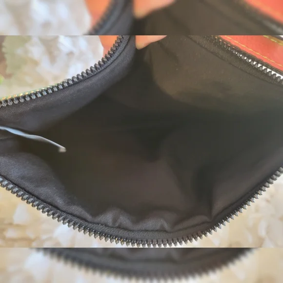 NWOT Betsey Johnson Tye Dye Medium Zip Bag - Picture 4 of 4